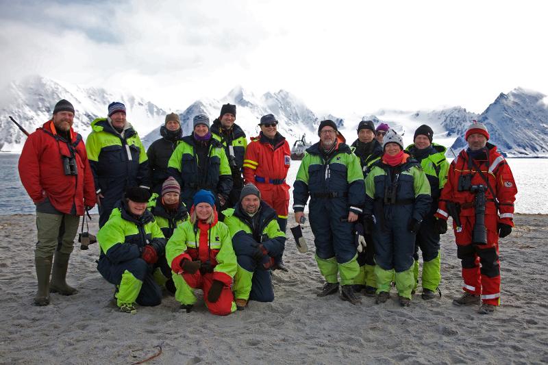 Noen av toktdeltakerne samlet i Smeerenburg, nord på Svalbard. 